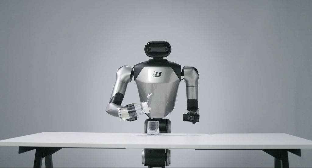 7-DOF Dual-Arm Wheeled Humanoid Robot